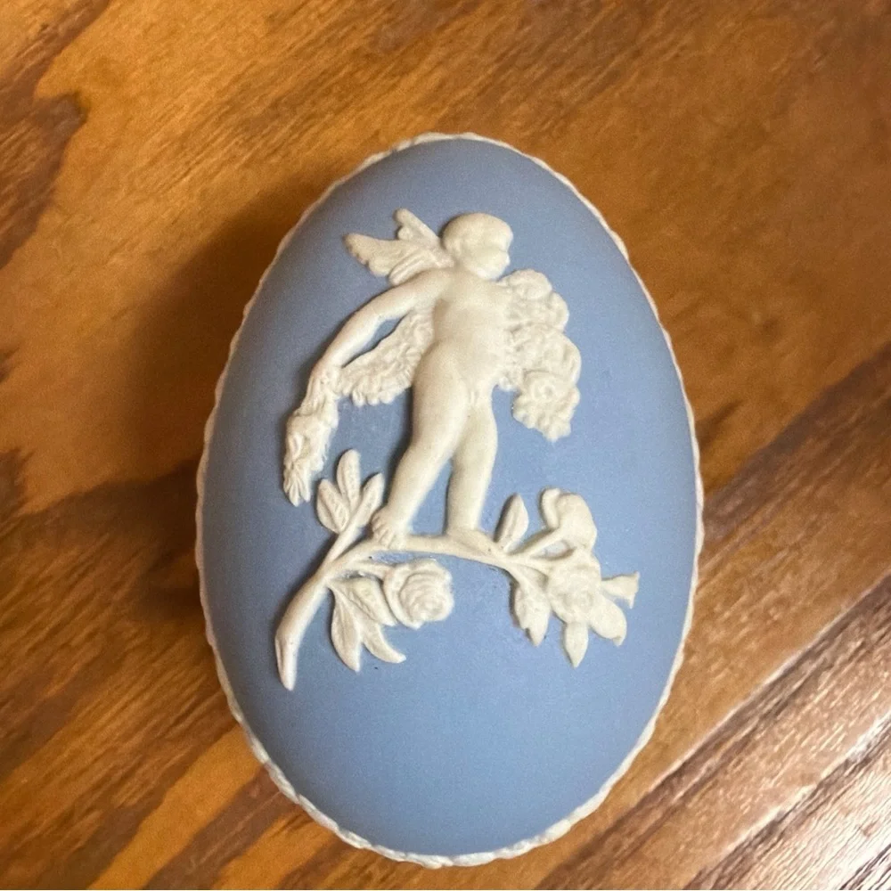Vintage Wedgwood Jasperware egg-shaped porcelain trinket box in blue with white
